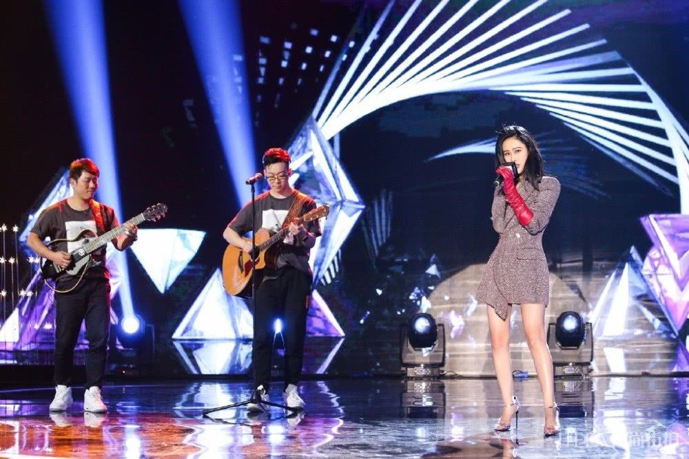 Ԭ�ά��ɫ����ȹ���͸�����£��⳱��һ���˲�����